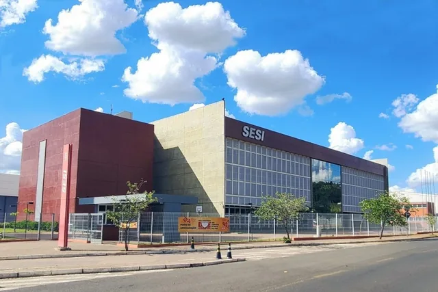 Fachada da unidade do SESI em Rio Preto, com o letreiro vermelho sobre o bloco de entrada