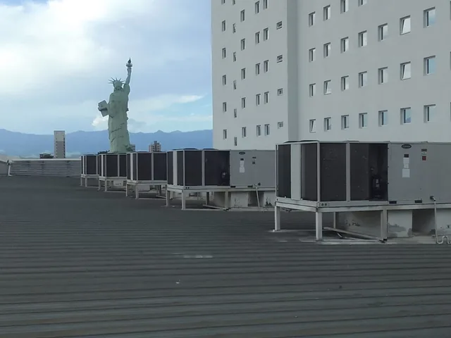 Loja Havan de Araçatuba, com a réplica da Estátua da Liberdade à frente do prédio