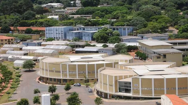 Vista aérea do campus da Universidade Federal de Lavras, com os prédios entre áreas arborizadas