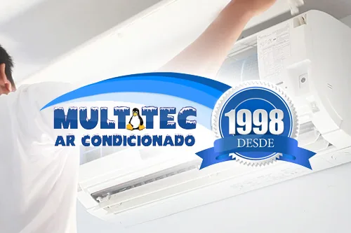 Placa da Mult-Tec Ar Condicionado instalada ao lado de uma unidade cassete no forro