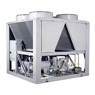 Chiller de condensação a ar, com serpentinas em V e bateria de ventiladores no topo